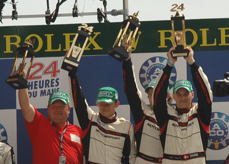 Teamejer og de tre kørere øverst på podiet på Le Mans.